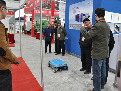 航發(fā)參加2015中國西部國際裝備制造業(yè)博覽會-技術人員向觀眾講解產(chǎn)品-2.jpg